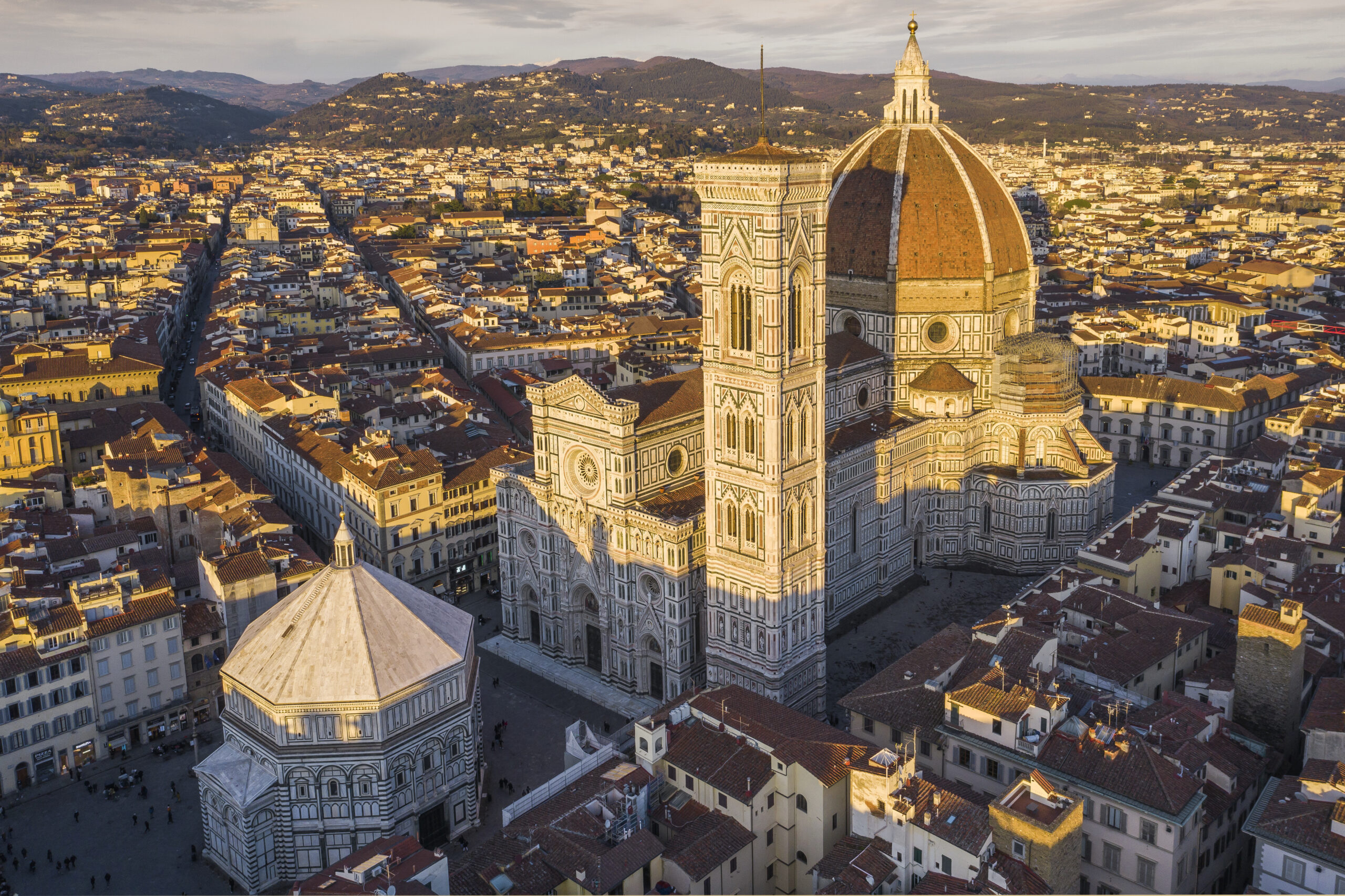 VEDUTE DELLE ARCHITETTURE MONUMENTALI DELL' OPERA DI SANTA MARIA DEL FIORE, RIPRESE DAL DRONE.
( AUT.ENAC NOTAM W0278/22 )
@ 2022 - FABIO MUZZI.